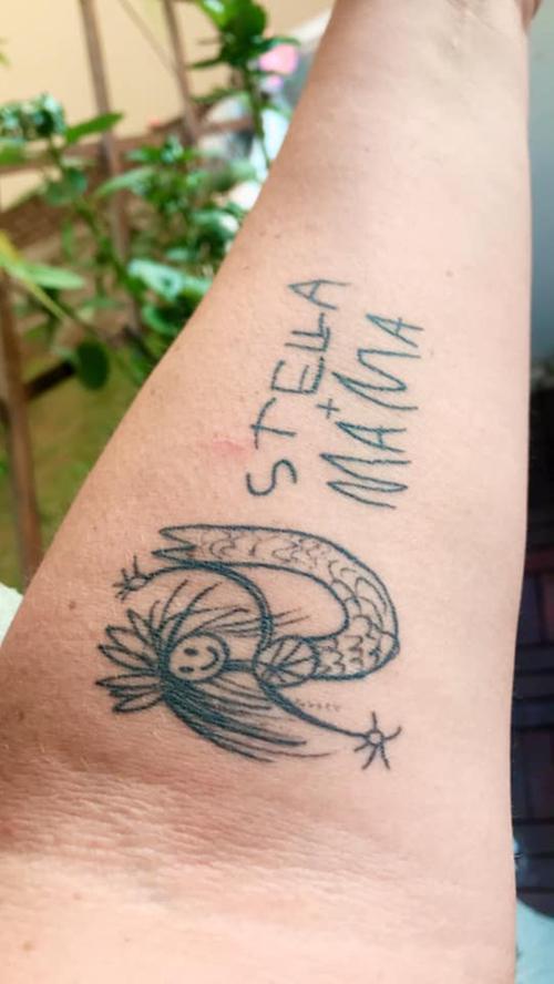 Dieses Tattoo hat besonderen Erinnerungswert: Das Motiv hat nämlich Dani Mamdouhs damals 4-jährige Tochter gemalt. Das Kunstwerk ihres Mädchens trägt sie seitdem immer bei sich.