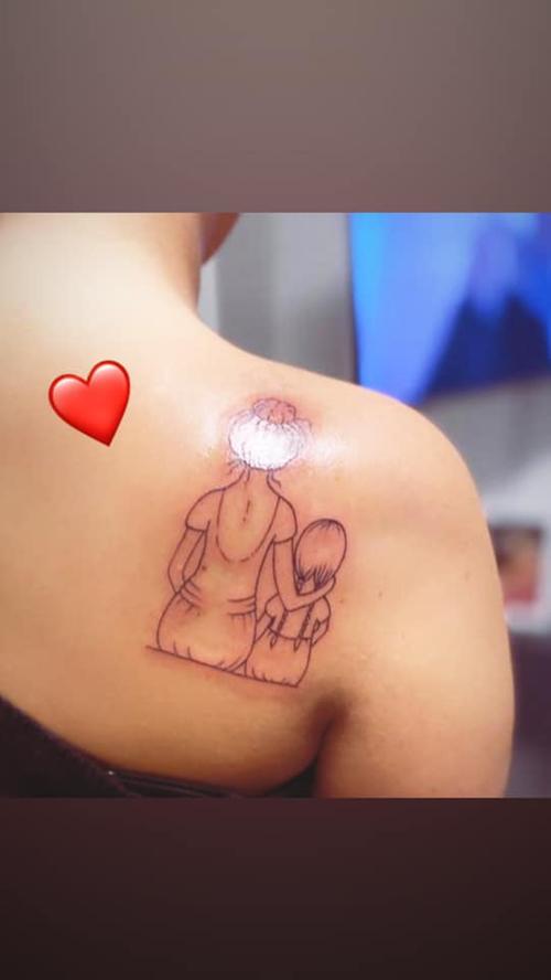 Zarte Linien mit schöner Symbolik zeigt Clarissa Mineos Schulter-Tattoo. Auch ohne Farben ein Hingucker!