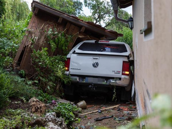 Spektakulärer Unfall: Der Pickup rammte das Gartenhaus, das danach einstürzte.