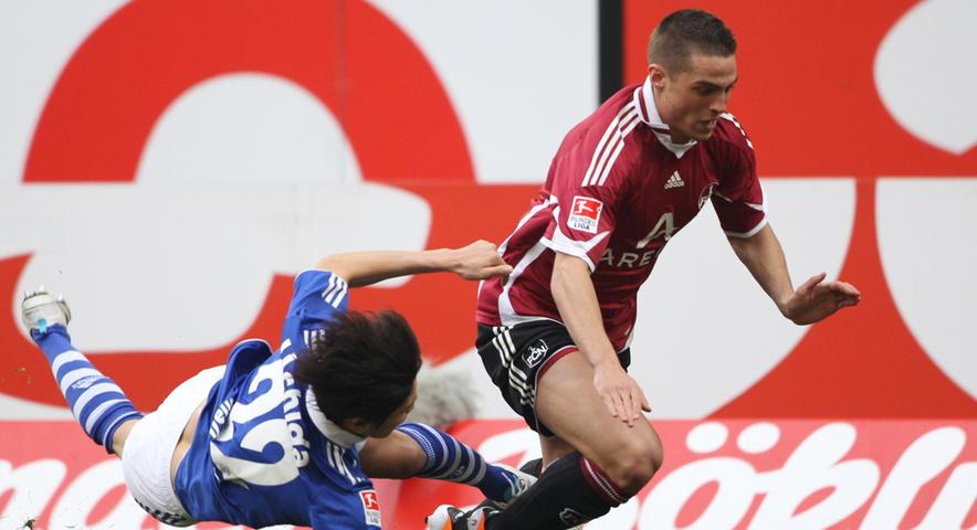 Robert Mak entwischt im Kampf um den Ball dem Schalkes Atsuto Uchida. Der Japaner kann den slowakischen Flügelflitzer im FCN-Dress auch mit vollem Körpereinsatz nicht stoppen.