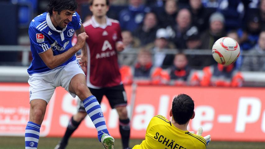 Schalkes Stürmerstar Raul scheitert an Nürnbergs Raphael Schäfer, der einen Sahnetag erwischte und am Ende großen Anteil daran haben sollte, dass der Club einen Zähler aus dem Pott entführte.