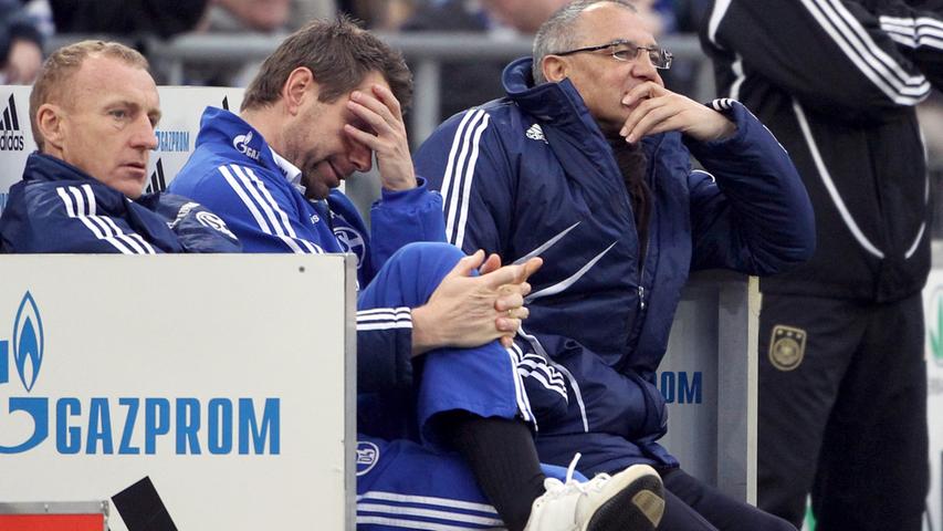 Die Schalker Trainerbank mit Co-Trainer Seppo Eichkorn, Co-Trainer Bernd Hollerbach und Trainer Felix Magath reagiert derweil enttäuscht auf den schmeichelhaften Nürnberger Führungstreffer.