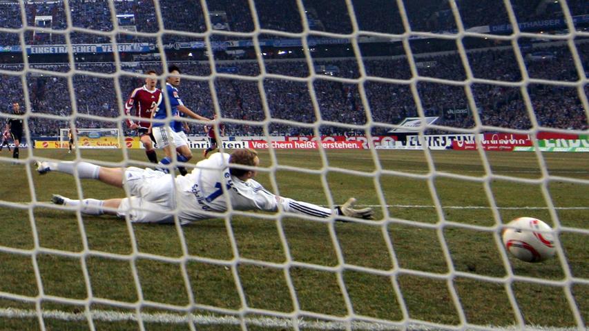 Das 1:0 für den Club: Jens Hegeler schiebt zur Führung der Franken ein. Manuel Neuer hatte einen Ekici-Schuss nach vorne abprallen lassen. Beim Nachschuss war der Nationaltorwart indes machtlos.