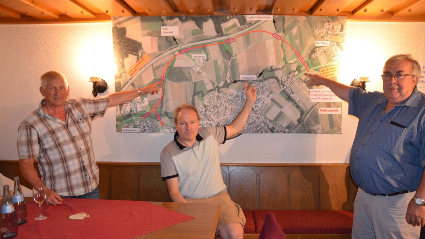 Ein Kampf gegen die Umgehungsstraße Berg: Bernhard Schwenzl (li.),.. Stefan Blomeier und Helmut Klein (re.)
Ein Kampf gegen die Umgehungsstraße Berg: Bernhard Schwenzl (li.),.. Stefan Blomeier und Helmut Klein (re.)
