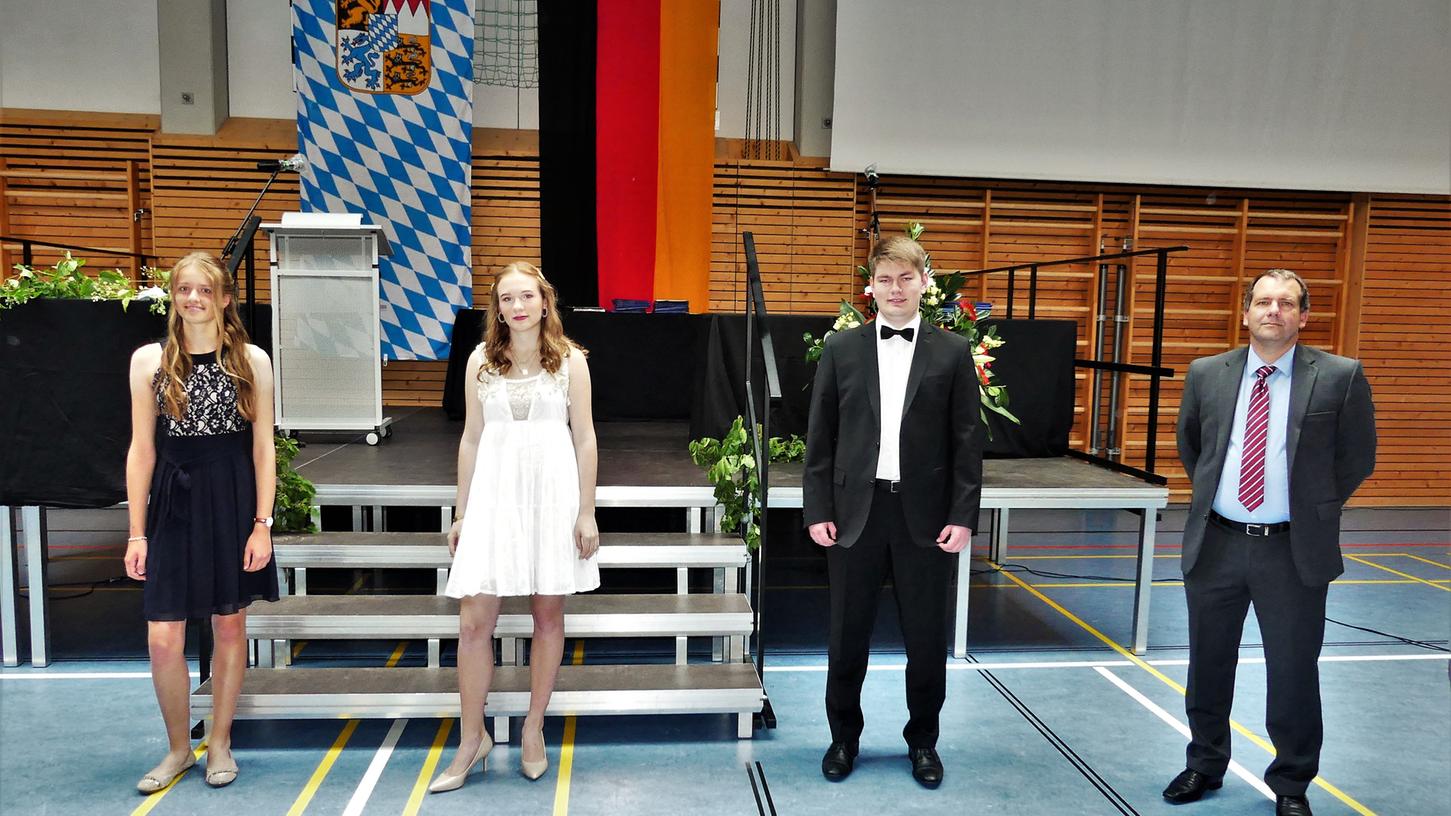 Mit der Traumnote 1,0 schlossen Gabriella Auer, Julia Wirtz und Andreas Maier (v.l.) ihre Gymnasiallaufbahn in Parsberg  ab. Oberstudiendirektor Manfred Hößl gratulierte