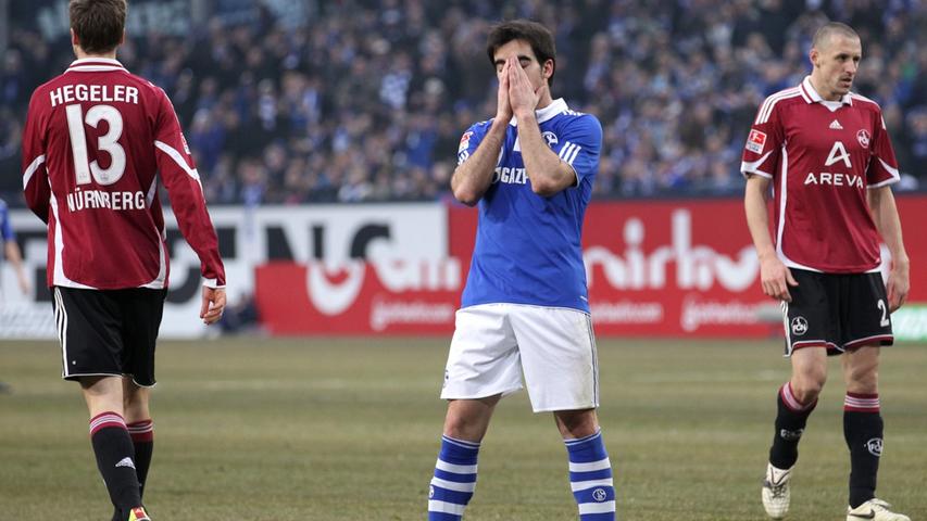 Der Schalker José Manuel Jurado aus Spanien schlägt enttäuscht die Hände vor dem Gesicht zusammen. Schalke lies in der zweiten Halbzeit zu viele Chancen liegen.