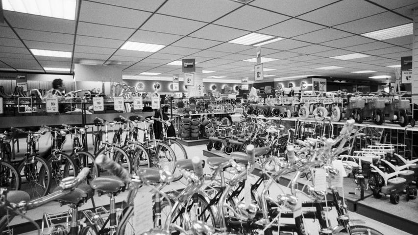 Im Jahr 1969, genauer gesagt am 23. Oktober, wurde das Frankencenter in Langwasser eröffnet. Jahrzehnte bevor man Fahrräder mit zwei Klicks im Internet kaufen konnte, war das Geschäftsgebäude mit rund 40.000 Quadratmetern ein echtes Highlight für viele Nürnberger. 