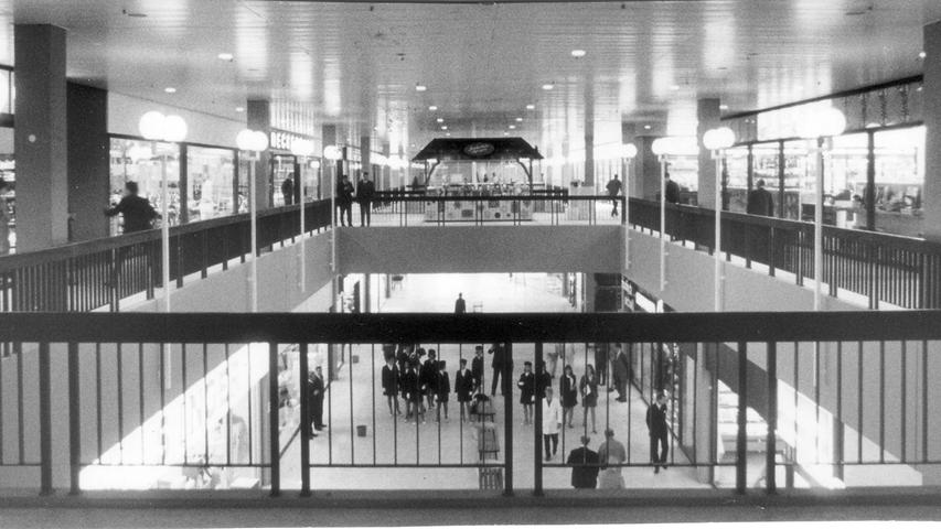 Schicke Brüstungen und ein offener Blick auf das Treiben da unten: Die Gestaltung des Franken-Einkaufszentrum galt damals als sehr modern. Für die Menschen wurde das Gebäude zu einem Treffpunkt - man ging nicht immer nur zum Einkaufen dorthin.