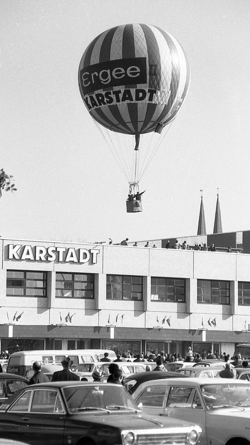 Marketing in den 1960er Jahren: Ein Ballon macht Werbung für Karstadt. Die Menschen staunten damals wohl nicht schlecht.
