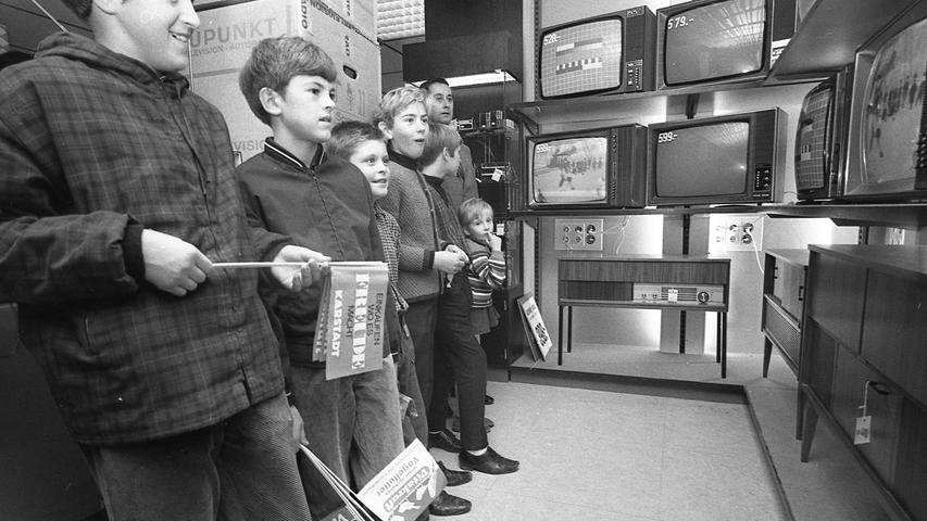 Dicke Röhrenfernseher: Sowas hatte damals längst nicht jede Familie zuhause. Deshalb staunten diese Kinder wohl auch ordentlich über die "technischen Neuerungen." 
