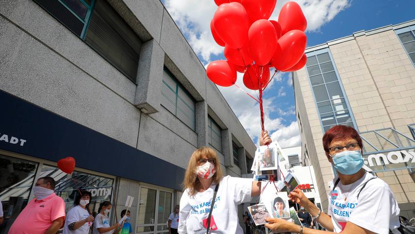 Mit Ballons und Schildern machten Mitarbeitende von Karstadt auf ihre persönliche Lage aufmerksam. Karstadt musste bundesweit Filialen schließen, weil es wirtschaftlich nicht so gut lief, wie geplant. 
