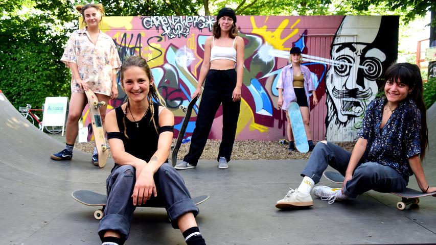 Mädels-Clique mit Leidenschaft fürs Skateboard-Fahren