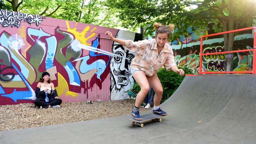 Mädels-Clique mit Leidenschaft fürs Skateboard-Fahren