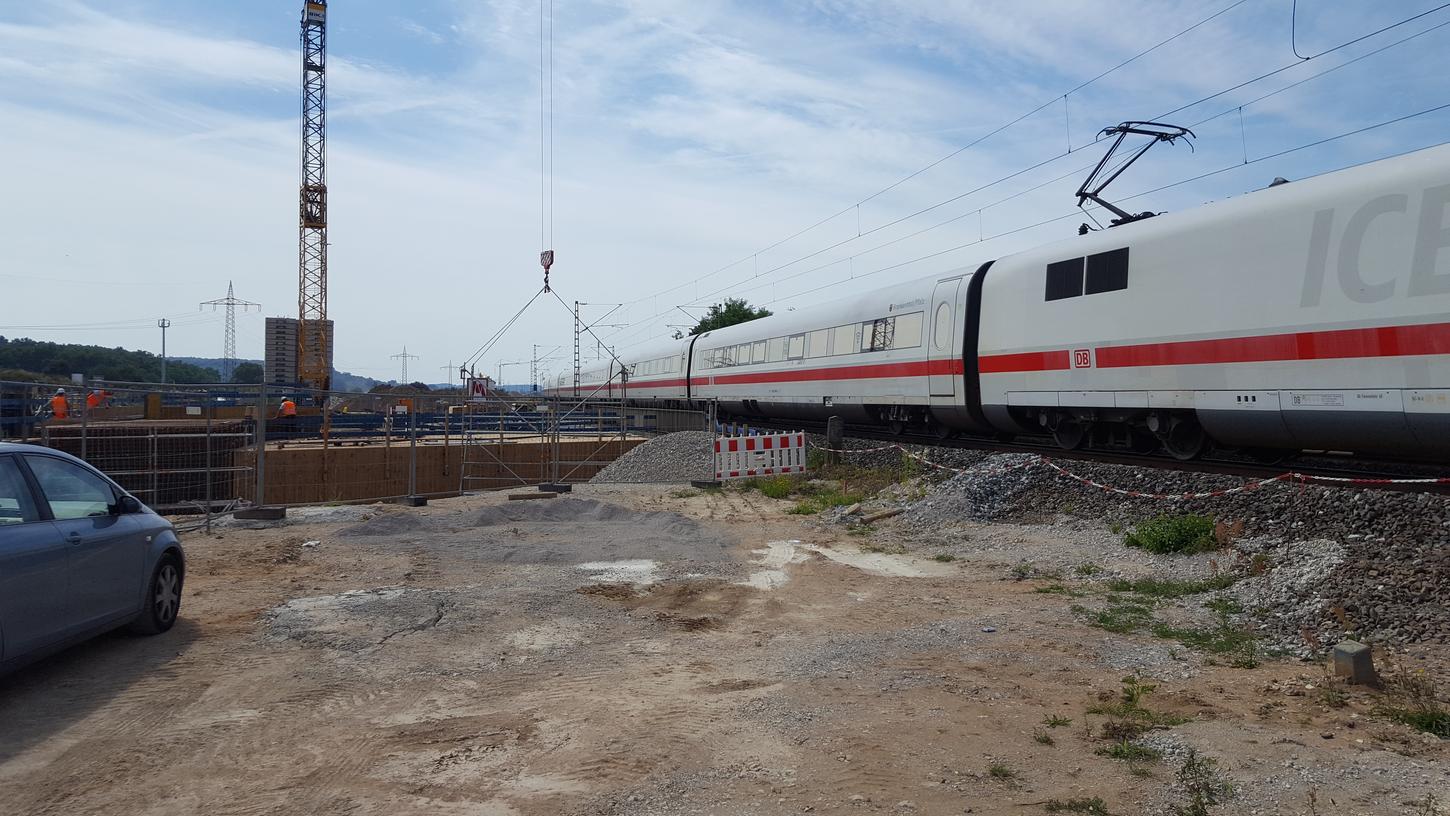 Ein ICE passiert die Bahnbrücke über die Kreisstraße FO 1, die nach Bammersdorf führt. Die Brücke wird komplett, damit die neue ICE-Trasse genug Platz hat. Darunter regelt derzeit eine Baustellenampel den Autoverkehr. Ein ICE passiert die Bahnbrücke über die Kreisstraße FO 1, die nach Bammersdorf führt. Die Brücke wird komplett, damit die neue ICE-Trasse genug Platz hat. Darunter regelt derzeit eine Baustellenampel den Autoverkehr.