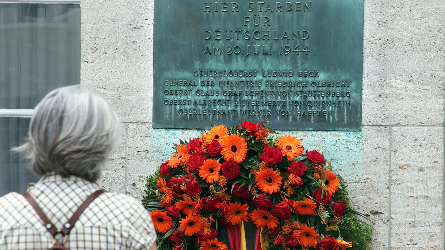 Berlin: Eine Frau steht im Bendlerblock an der Gedenkstätte Deutscher Widerstand an der Stelle wo 1944 Claus Graf Schenk von Stauffenberg und weitere Offiziere erschossen wurden. Zum 76. Jahrestag der Ermordung der Widerstandskämpfer nach dem gescheiterten Attentat auf Adolf Hitler sind zahlreiche Kränze und Blumengebinde niedergelegt worden. 