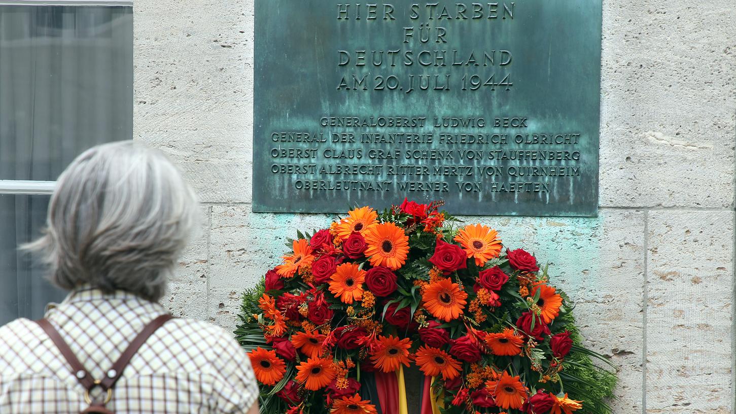 Berlin: Eine Frau steht im Bendlerblock an der Gedenkstätte Deutscher Widerstand an der Stelle wo 1944 Claus Graf Schenk von Stauffenberg und weitere Offiziere erschossen wurden. Zum 76. Jahrestag der Ermordung der Widerstandskämpfer nach dem gescheiterten Attentat auf Adolf Hitler sind zahlreiche Kränze und Blumengebinde niedergelegt worden.
Berlin: Eine Frau steht im Bendlerblock an der Gedenkstätte Deutscher Widerstand an der Stelle wo 1944 Claus Graf Schenk von Stauffenberg und weitere Offiziere erschossen wurden. Zum 76. Jahrestag der Ermordung der Widerstandskämpfer nach dem gescheiterten Attentat auf Adolf Hitler sind zahlreiche Kränze und Blumengebinde niedergelegt worden.