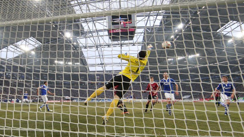 Raphael Schäfer vereitelte gekonnt eine Chance der Schalker nach der anderen. Im Hintergrund ist das immer noch lückenhafte Stadiondach zu sehen.