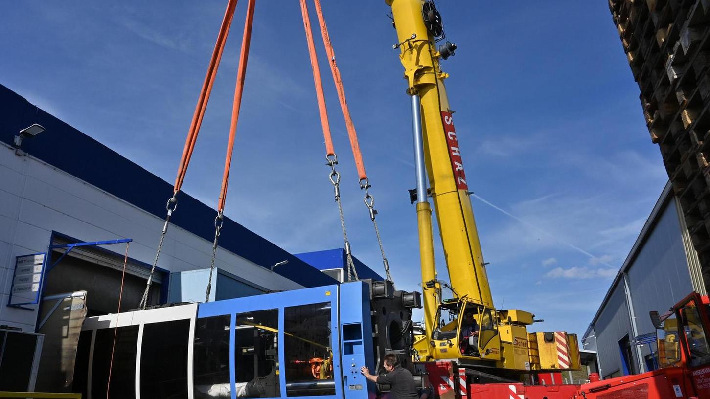 Riesenmaschine schwebt über Firmengelände in Erlangen