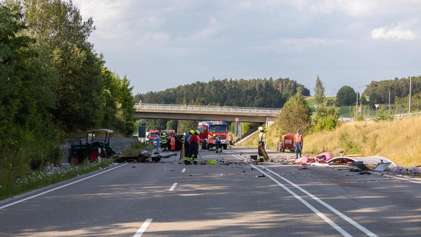 Auto fährt in Wohnanhänger: Unfall auf der B2 bei Pleinfeld