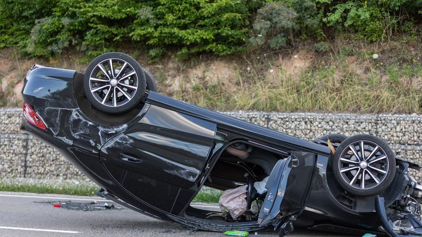Auto fährt in Wohnanhänger: Unfall auf der B2 bei Pleinfeld