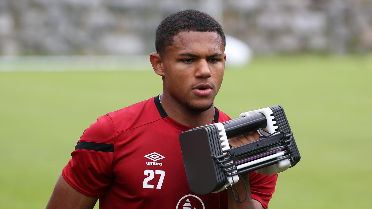 In Donaustauf unterzieht sich Paul-Philipp Besong aktuell vielen Behandlungen und absolviert Trainingseinheiten, um gegen Ende des Jahres wieder fit zu sein. In Donaustauf unterzieht sich Paul-Philipp Besong aktuell vielen Behandlungen und absolviert Trainingseinheiten, um gegen Ende des Jahres wieder fit zu sein.
