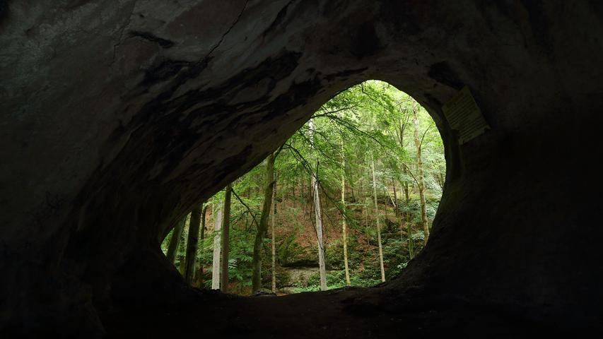 Der (R)Ausblick ins Grüne, aus der Hasenlochhöhle bei Pottenstein.