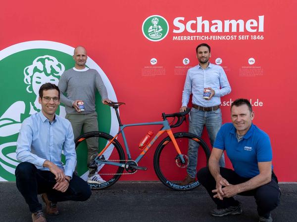 Sie wollen im Cyclocross angreifen: Das Team Schamel mit Stefan Herrmann (ganz rechts) und Grischa Janorschke (ganz links).