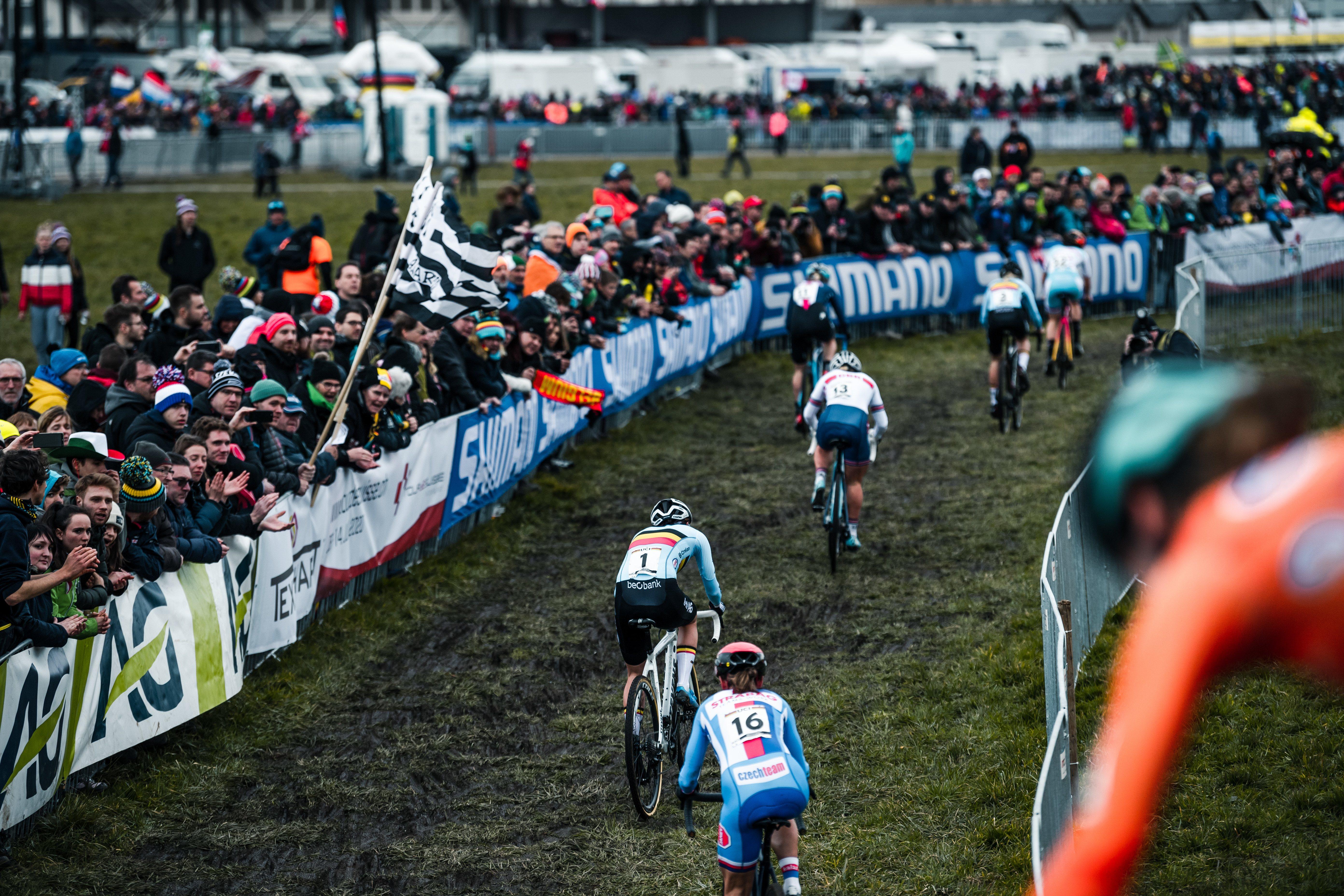 Cyclocross ist eine offizielle Disziplin des Weltradsportverbands UCI -  genauso wie das Straßeradfahren, Bahnradfahren, Mountain Bike und BMX.