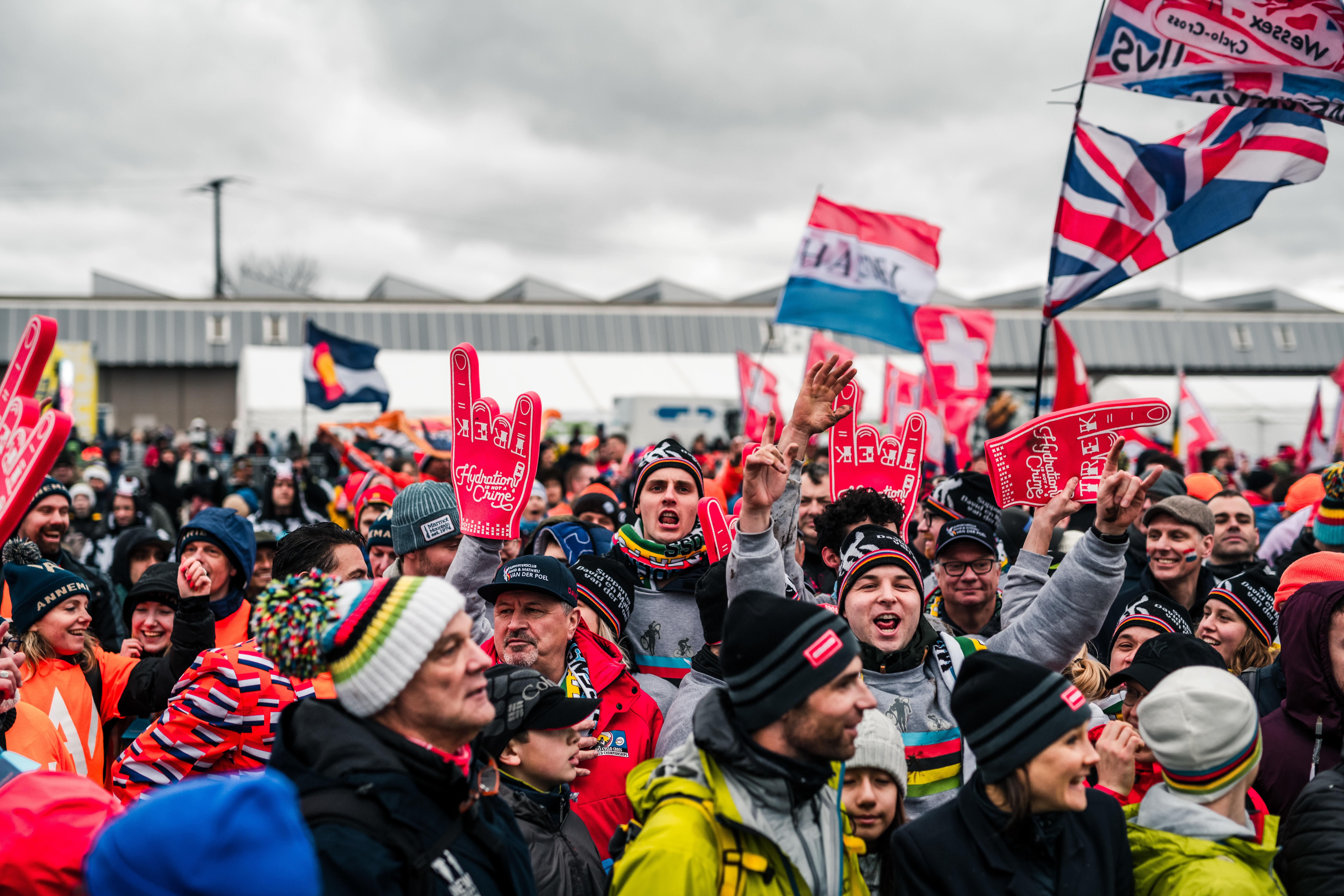 Der internationale Kalender umfasst zudem Weltcup-Rennen und als Highlight werden seit 1950 jährlich die UCI Cyclocross Weltmeisterschaften ausgetragen.