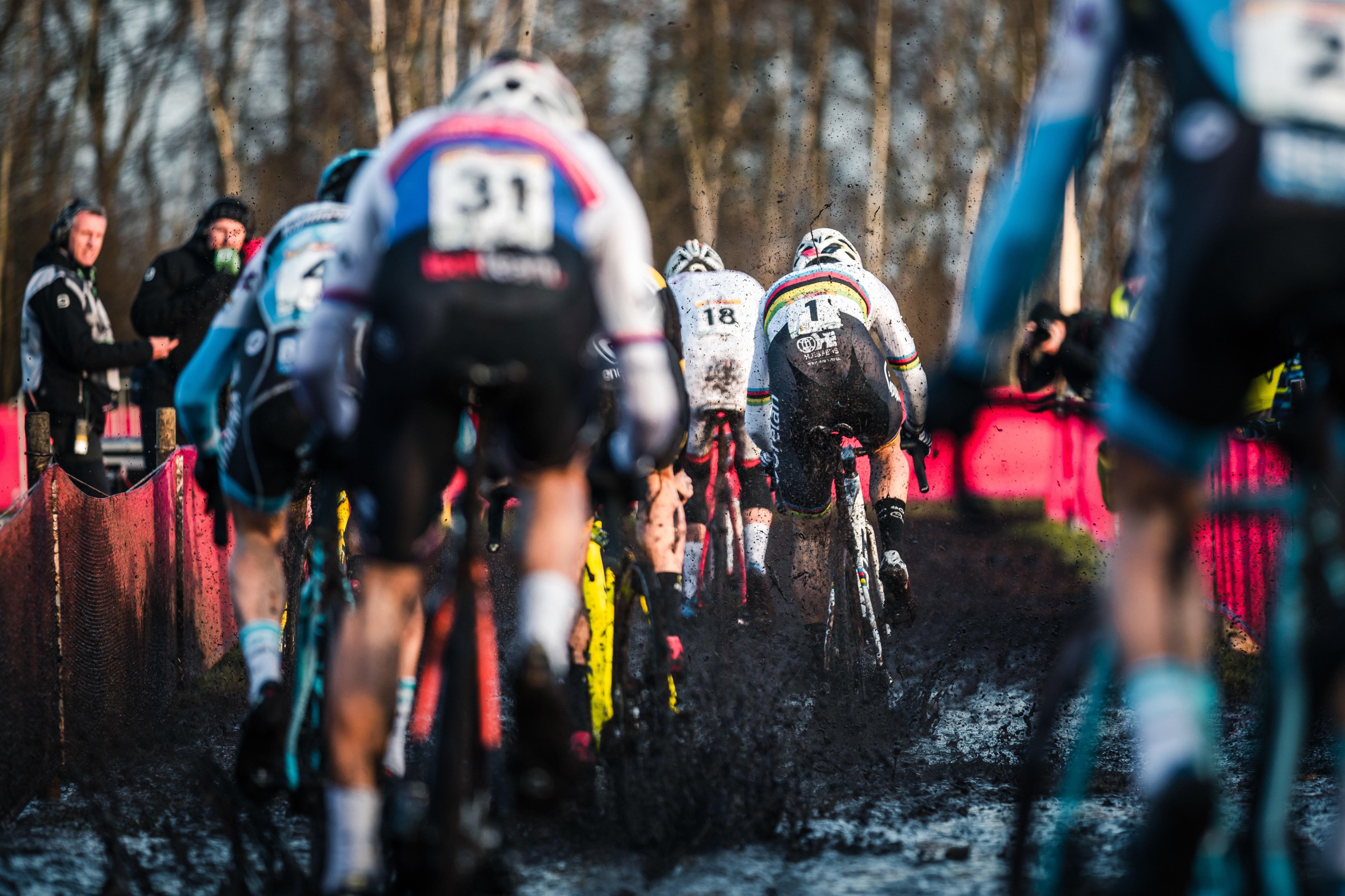 Das Wettkampfrad ähnelt einem geländegängigen Rennrad mit Scheibenbremsen und breiteren Reifen.