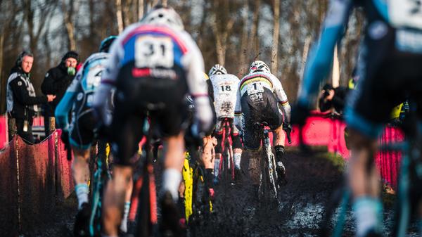 Das Wettkampfrad ähnelt einem geländegängigen Rennrad mit Scheibenbremsen und breiteren Reifen.