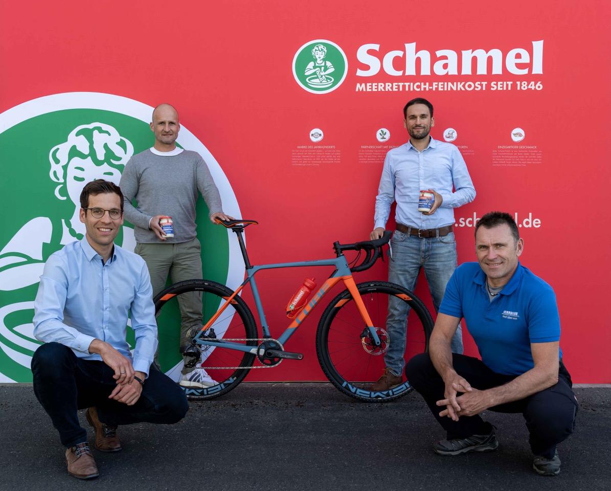 Aus dem Landkreis Erlangen-Höchstadt ging 2020 in dieser Sportart dann erstmals das Team Schamel an den Start. Hier ein Bild des Hauptsponsors gemeinsam mit Teamchef Stefan Herrmann (ganz rechts) und Teammanager Grischa Janorschke (ganz links).