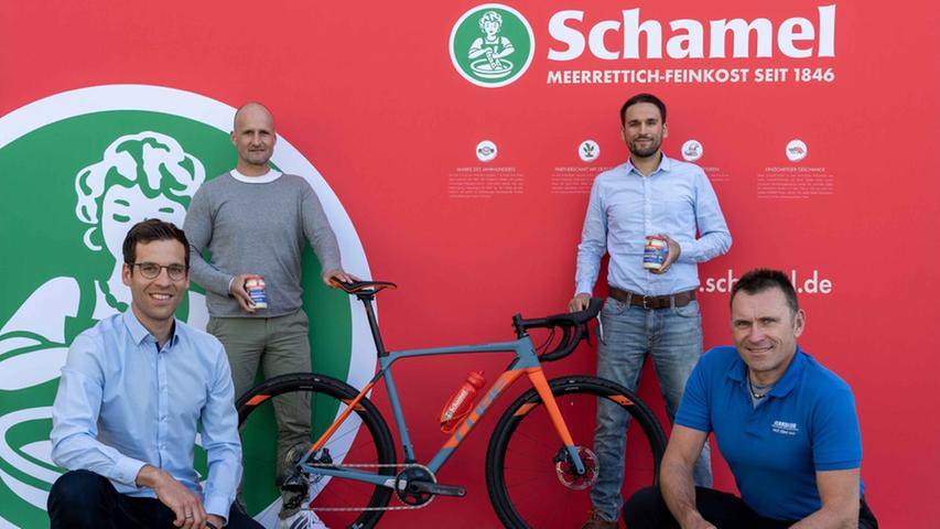 Aus dem Landkreis Erlangen-Höchstadt ging 2020 in dieser Sportart dann erstmals das Team Schamel an den Start. Hier ein Bild des Hauptsponsors gemeinsam mit Teamchef Stefan Herrmann (ganz rechts) und Teammanager Grischa Janorschke (ganz links).