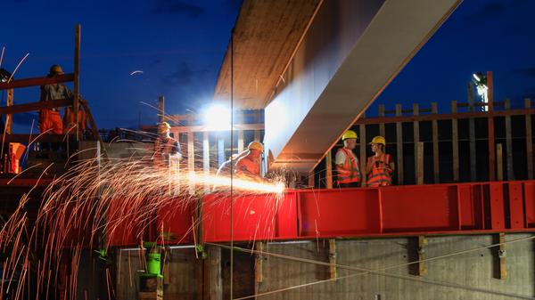 2021 erfolgt der Vollausbau im Abschnitt östlich der Flutbrücke bis zur Bahnbrücke in Richtung Würzburg. Auf beiden Fahrbahnen wird zudem noch Flüsterasphalt aufgebracht, der Lärmschutz auf der Flutbrücke wird überdies ergänzt. Mitte August sollen alle Arbeiten am Kreuz erledigt sein.