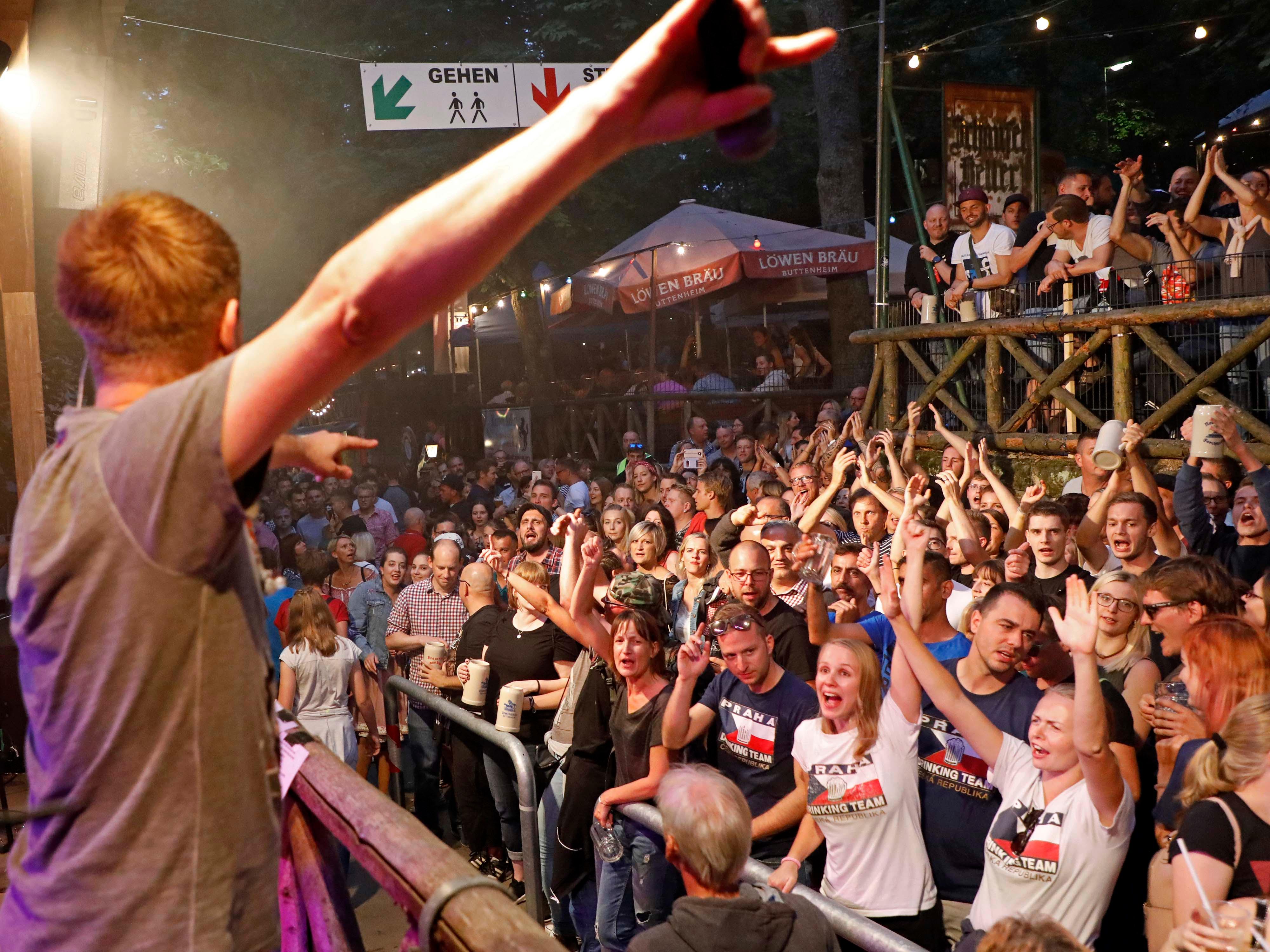Zum Annafest gehört einfach Live-Musik, jeden Tag, auf all den verschiedenen Bühnen. Zuletzt waren es stolze 50 Bands auf sechs Podien. Wenn man als Besucher durch den Kellerwald bummelt, ertönen ...