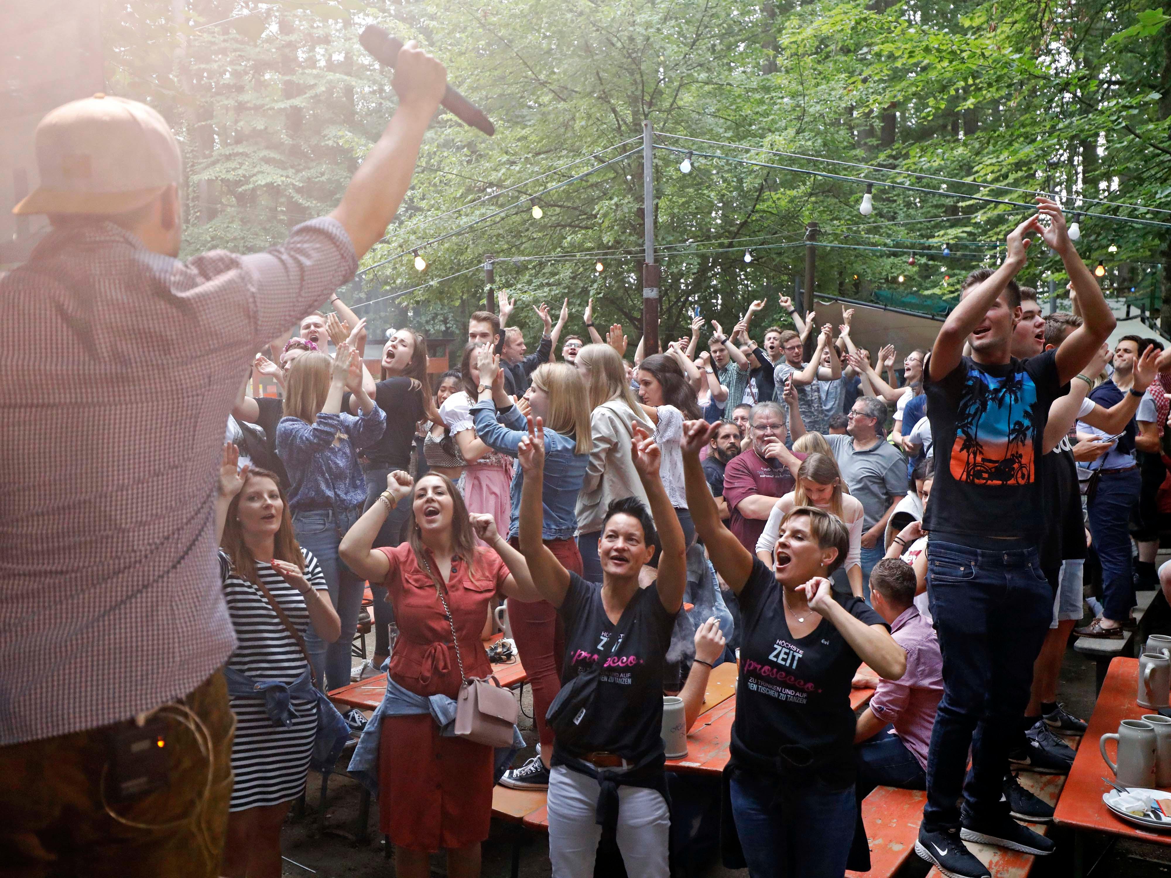 ...alle paar Meter neue Töne, ob beatlastige Party- oder gemütliche Blasmusik. Das Annafest ist ein Festival, umsonst und draußen. Und Festivals sind wichtig, das merken wir gerade jetzt in der Corona-Zeit.
