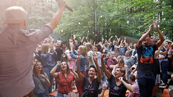 ...alle paar Meter neue Töne, ob beatlastige Party- oder gemütliche Blasmusik. Das Annafest ist ein Festival, umsonst und draußen. Und Festivals sind wichtig, das merken wir gerade jetzt in der Corona-Zeit.