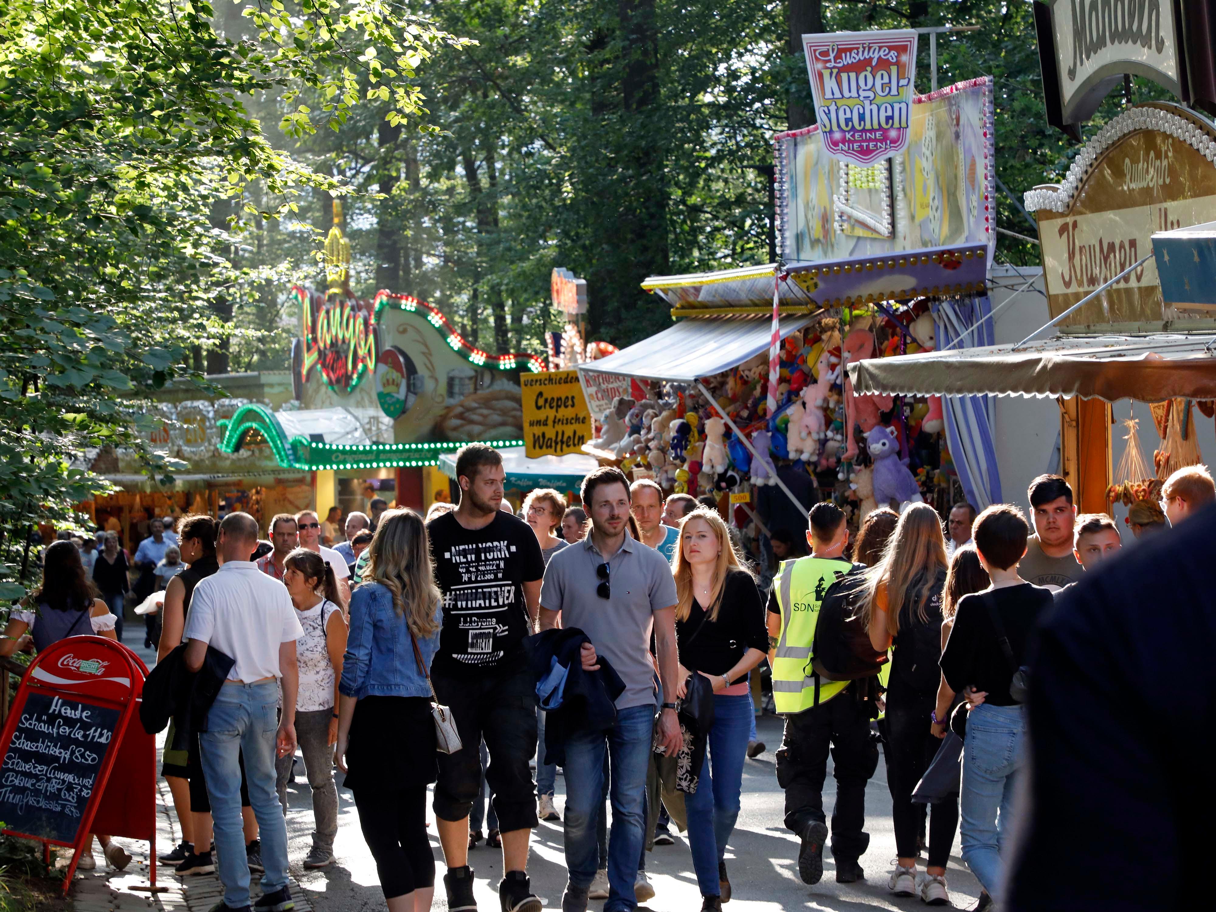 Wenn die Sonne langsam untergeht, dann beginnt die schönste Zeit im Kellerwald. Die Abendsonne scheint durch die Baumkronen. Die Buden und Karussells strahlen buntes, warmes Licht aus, auf den Kellern werden ...