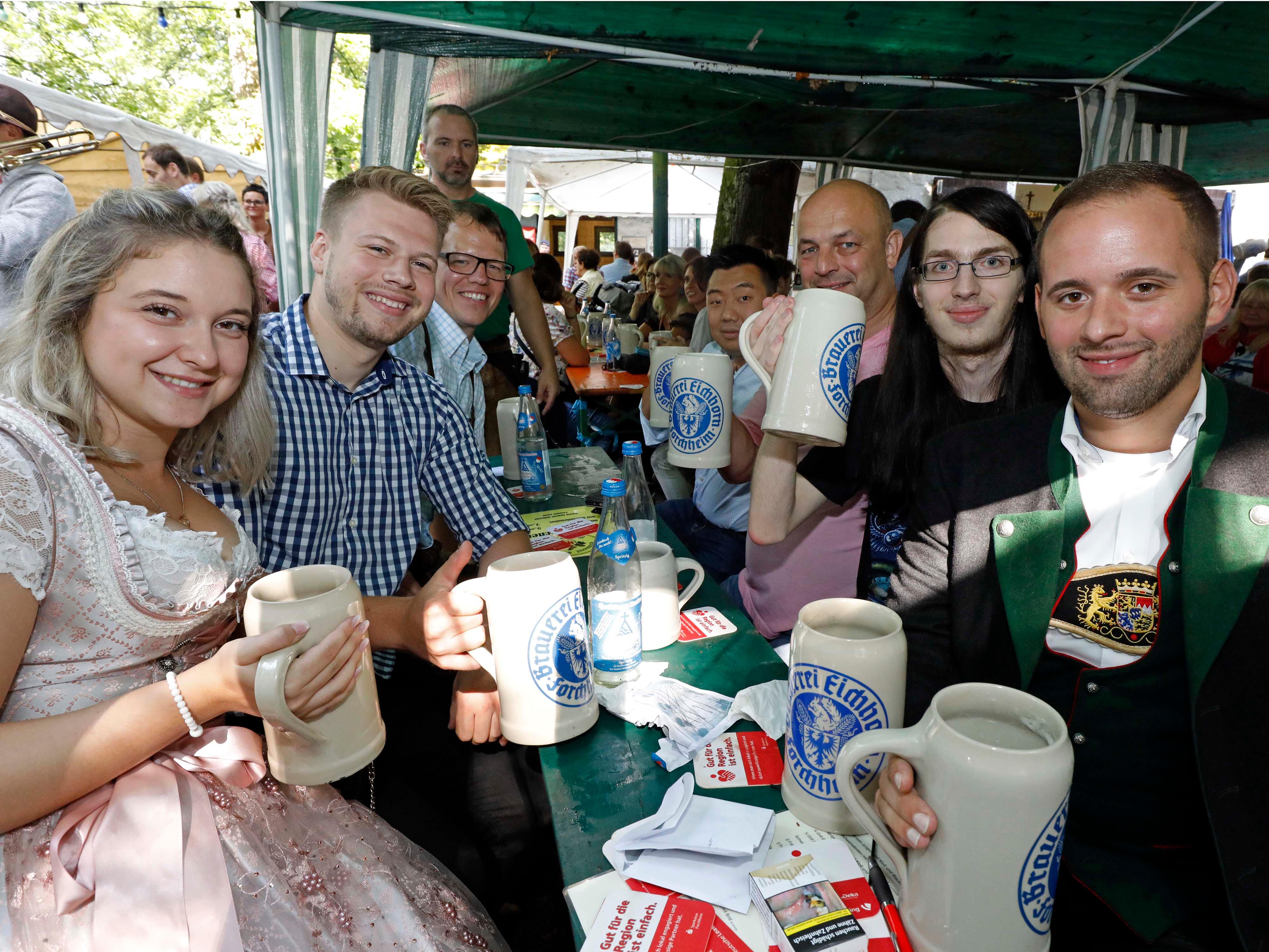 Was macht eigentlich Nico inzwischen beruflich? Sind Julia und Ilija noch zusammen? Das Annafest ist ein sozialer Höhepunkt. Jedes Jahr gibt es hier Begegnungen mit alten Weggefährten, die man mitunter auch nur einmal im Jahr sieht,...