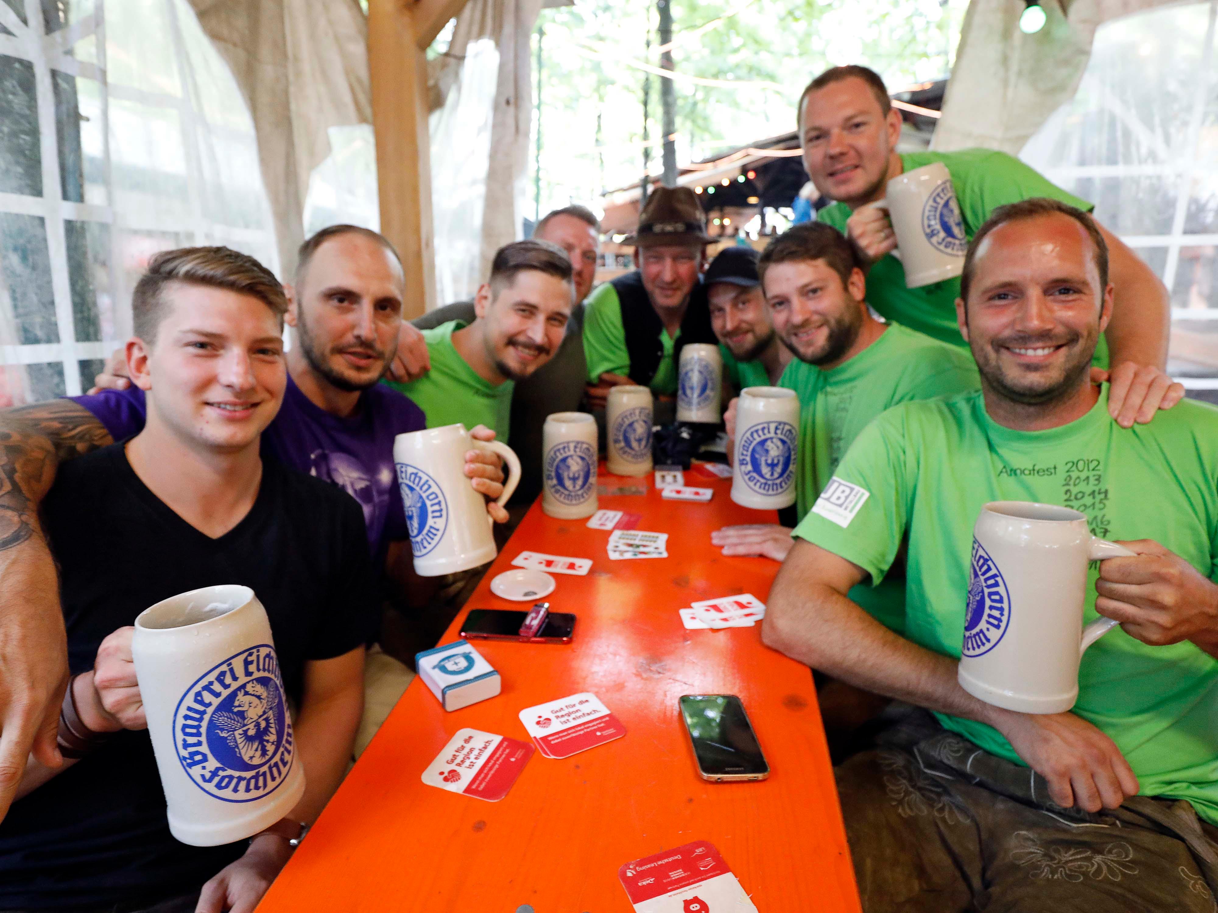 .... eben auf den Kellern. Da erfährt man, was es alles so Neues gibt - und schwelgt in Erinnerungen an gemeinsame Erlebnisse und auch vergangene Annafeste.