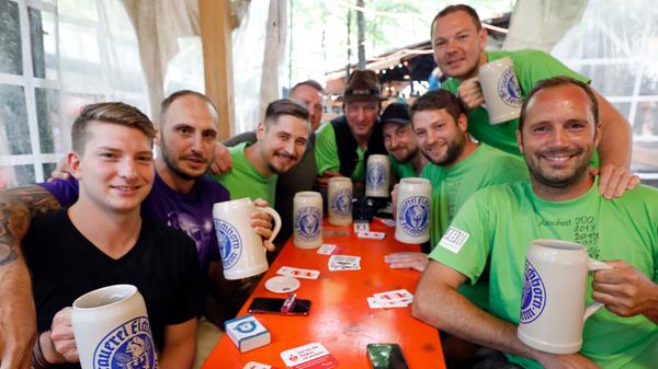 .... eben auf den Kellern. Da erfährt man, was es alles so Neues gibt - und schwelgt in Erinnerungen an gemeinsame Erlebnisse und auch vergangene Annafeste.