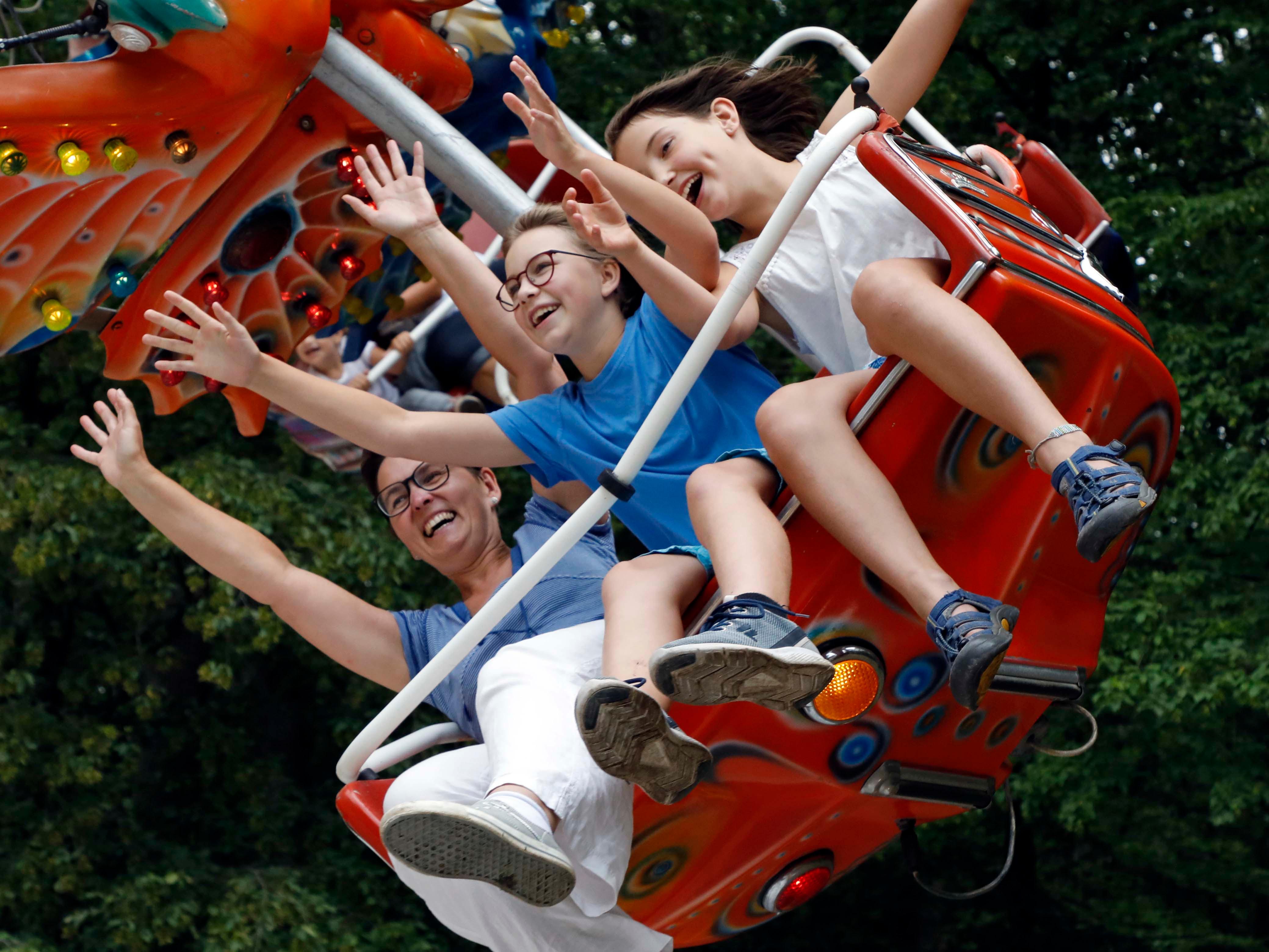 ...freut sich der ein oder andere schon vorher darauf, dass altbekannte und beliebte Fahrgeschäfte wieder da sind und das Taschengeld hier mit Freunden ausgegeben werden kann.