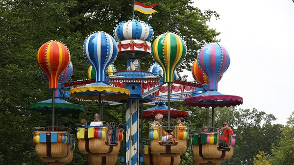 Für die Kleinen und auch Größeren gehören sie zum Annafest absolut dazu: die vielen Fahrgeschäfte. Sehnsüchtig....