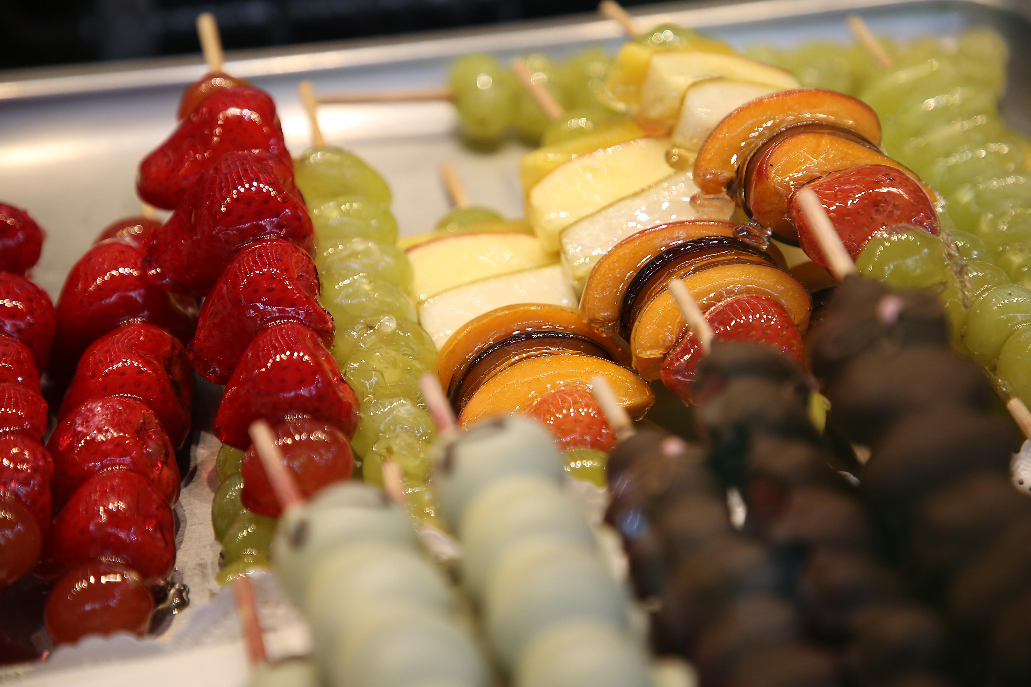 ...deftig oder süß: für alle Geschmäcker ist auf dem Annafest was dabei. Für manche gehören gebrannte Mandeln zum Annafest dazu, für andere eine zünftige Brotzeit oder mal wieder Fisch. Fest steht: Auf dem Annafest wird gerne geschlemmt. Beim nächsten Fest wird das auch wieder so sein!