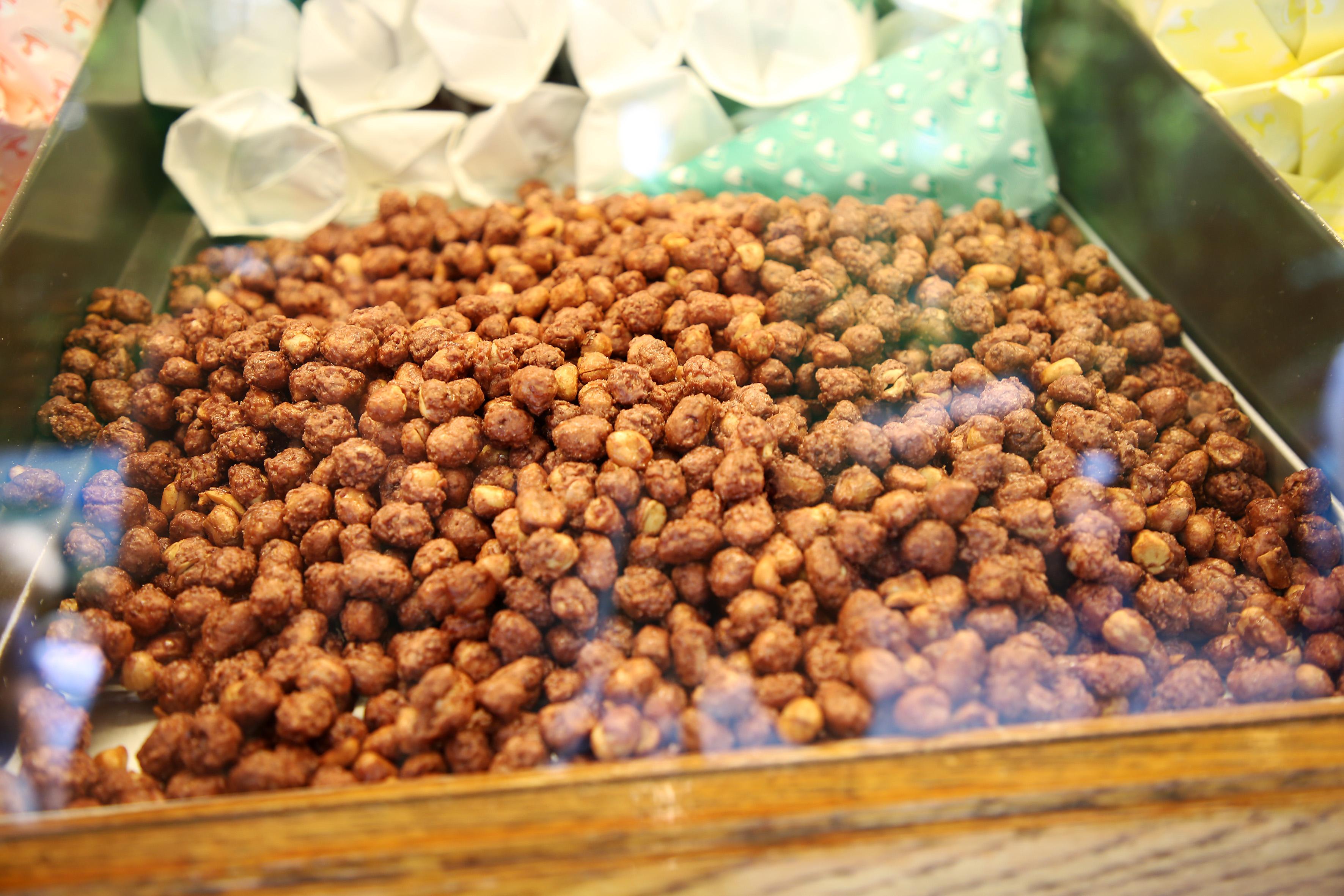 ....weil die Rezeptoren entsprechend konditioniert sind und dieses Aroma-Gemisch bisher fast immer mit schönen Erinnerungen verbunden war. Und auch in Zukunft sein wird.