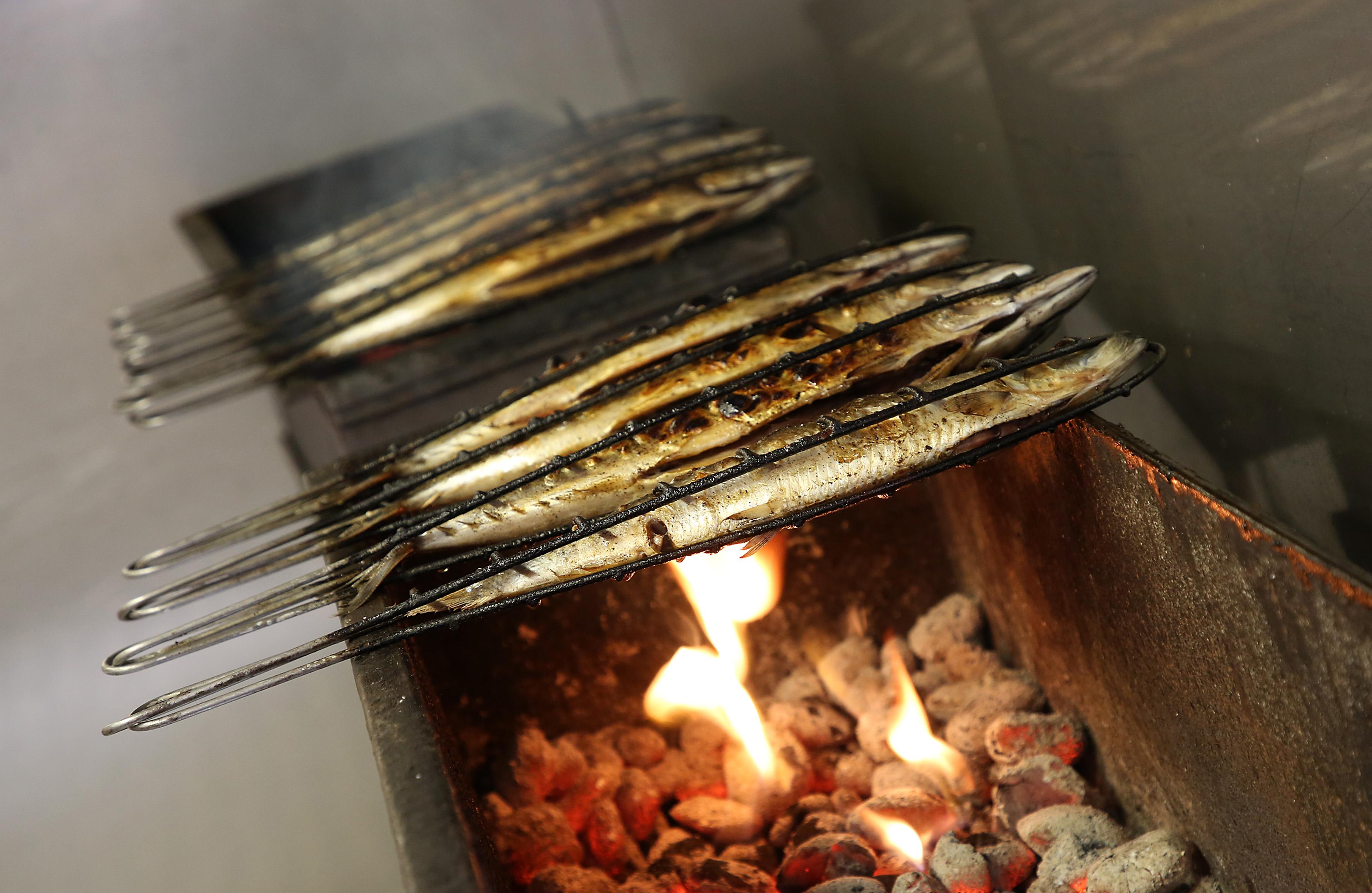 Wer zu Annafestzeiten in den Kellerwald kommt, dem bietet sich ein Fest der Sinne: Lichter und Töne überall... Wirklich ins Mark gehen aber vor allem: die Gerüche. Die Mixtur aus gebrannten Mandeln, Bratwurst, backfrischen Brezen, dazu an feuchten Tagen nasser Asphalt lassen das Fieber bei regelmäßigen Annafest-Gängern steigen. Vielleicht auch, ...