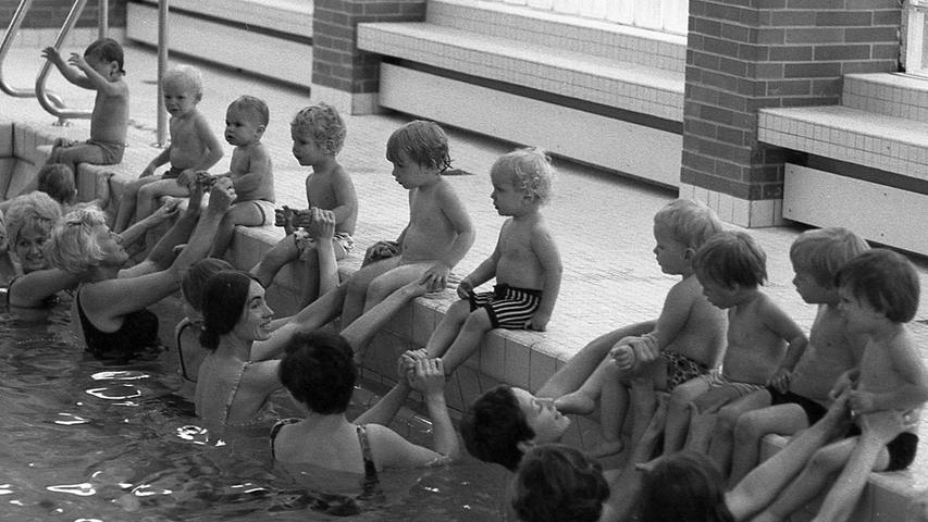 In Reih' und Glied setzen sich die zukünftigen Schwimmer an den Beckenrand. Noch müssen die Mütter dabei sein. Hier geht es zum Kalenderblatt vom 25. Juli 1970: Erst schwimmen, dann laufen