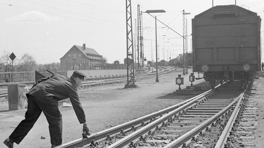 Er muß viermal so viele Überstunden leisten wie andere Bedienstete im Bereich der Nürnberger Direktion: der Lokführer. Hier geht es zum Kalenderblatt vom 29. Juli 1970: Bundesbahn ist wenig zugkräftig