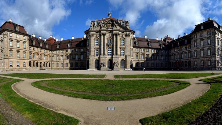 Das Schloss Weißenstein in Pommersfelden ist ein Glanzstück des fränkischen Barock. Es wurde zwischen 1711 und 1718 von Lothar Franz von Schönborn, Fürstbischof von Bamberg und  Kurfürst von Mainz erbaut. Als Architekt wurde Johann Dientzenhofer engagiert, aber auch der Wiener Hofbaumeister Johann Lukas von Hildebrandt und Maximilian von Welsch waren an der Planung der Schlossanlage beteiligt. Mit seinen Gemäldegalerien, seiner kompletten Inneneinrichtung und seiner beeindruckenden Architektur lockt der prächtige Bau pro Jahr bis zu 30.000 Besucher nach Pommersfelden. Um das Schloss für die Zukunft zu bewahren, wurde es 1996 von Dr. Karl Graf von Schönborn-Wiesentheid in eine gemeinnützige Stiftung eingebracht. Sein Sohn, Paul Graf von Schönborn-Wiesentheid, verwaltet die Stiftung seit 1998.