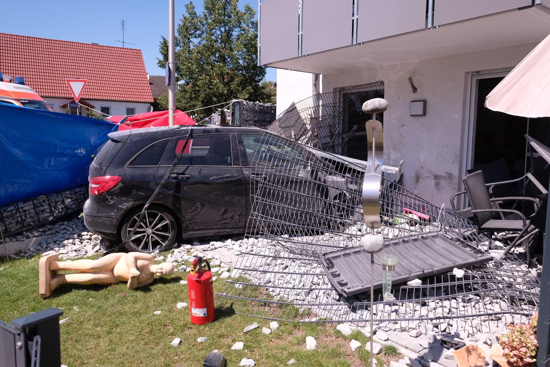 Auto fährt in Haus: 85-jähriger Fahrer stirbt bei Unfall ...